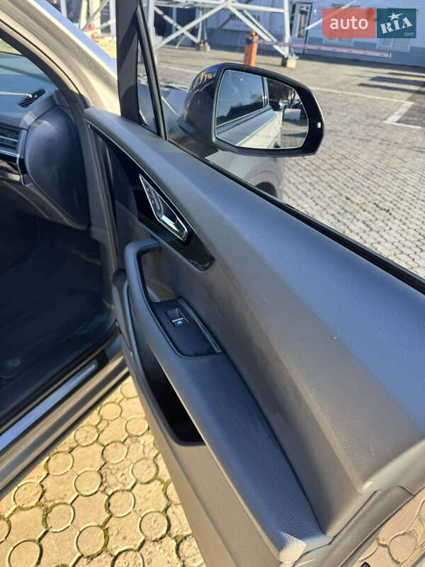 Позашляховик / Кросовер Audi Q7 2016 в Чернівцях