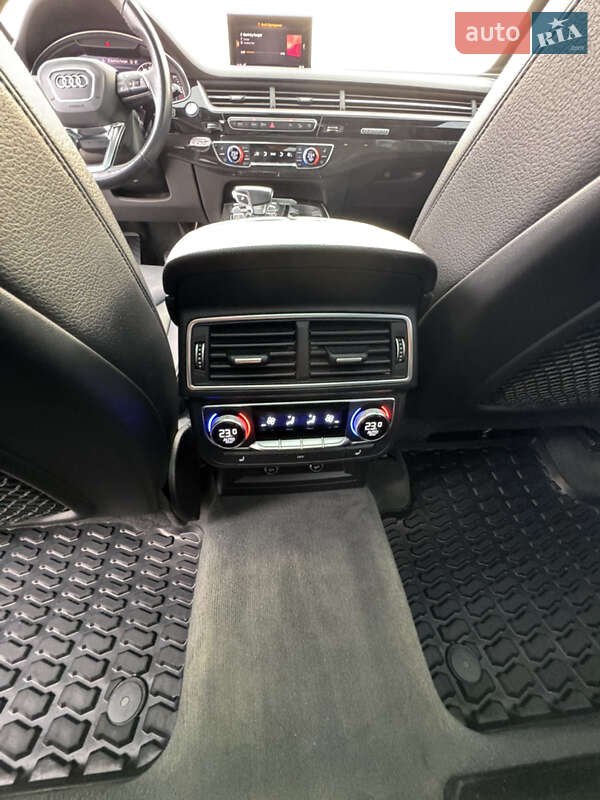 Позашляховик / Кросовер Audi Q7 2018 в Ужгороді