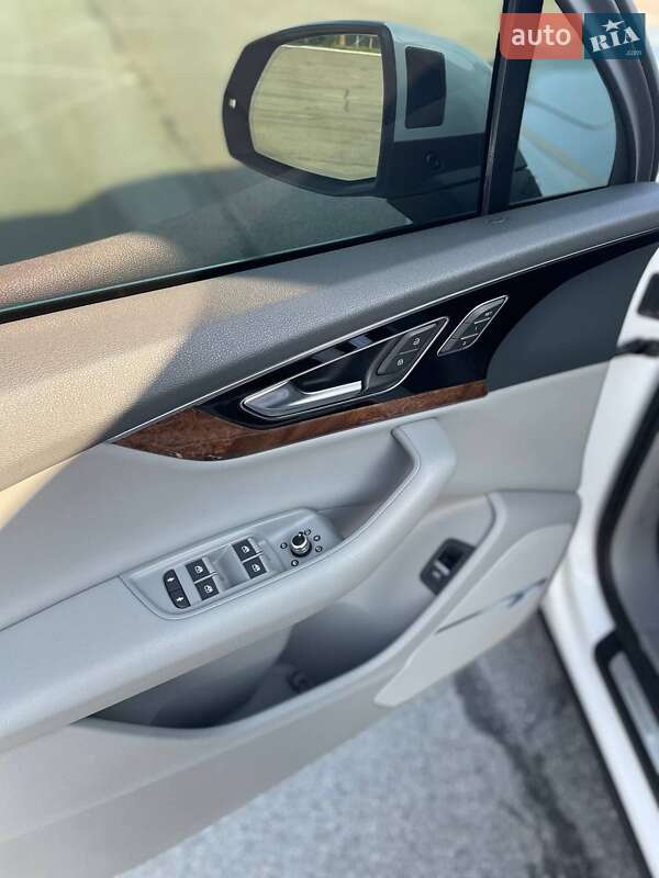 Позашляховик / Кросовер Audi Q7 2017 в Чернівцях