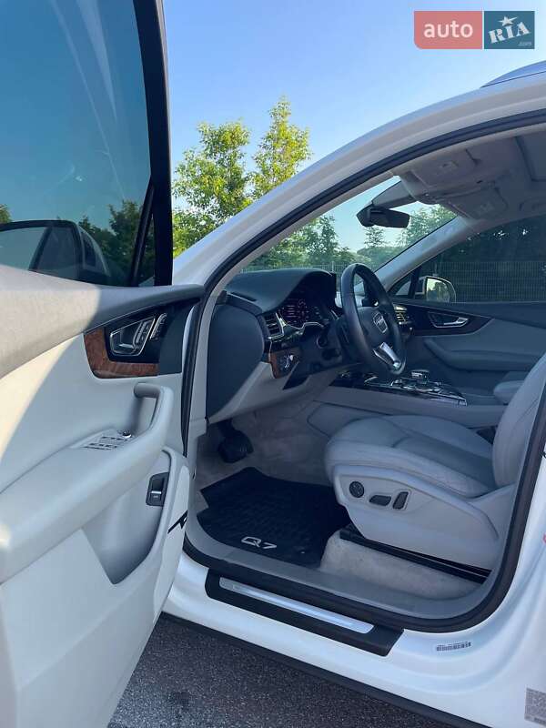 Позашляховик / Кросовер Audi Q7 2017 в Чернівцях