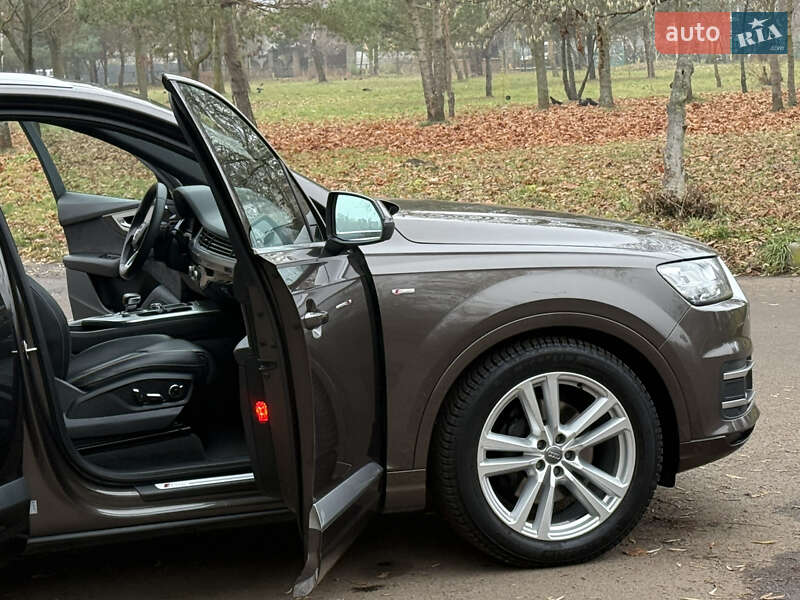 Внедорожник / Кроссовер Audi Q7 2017 в Ровно