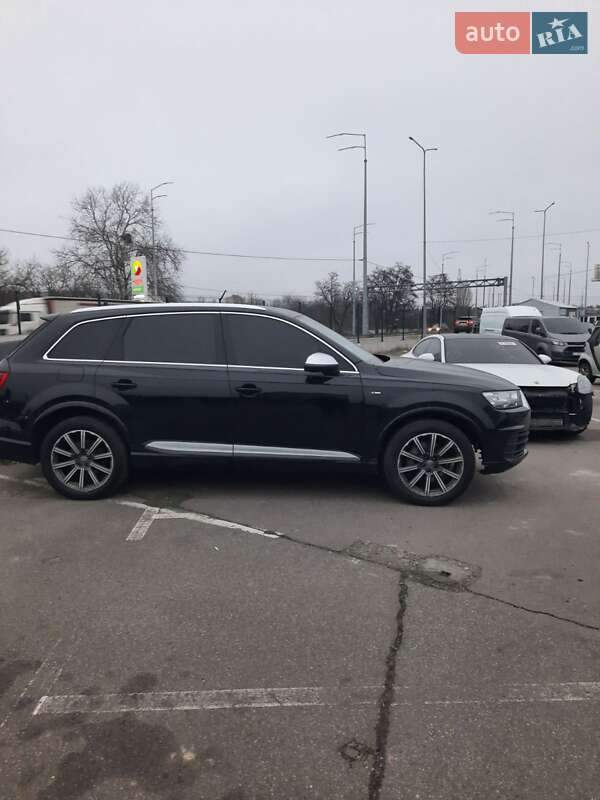 Позашляховик / Кросовер Audi Q7 2015 в Києві