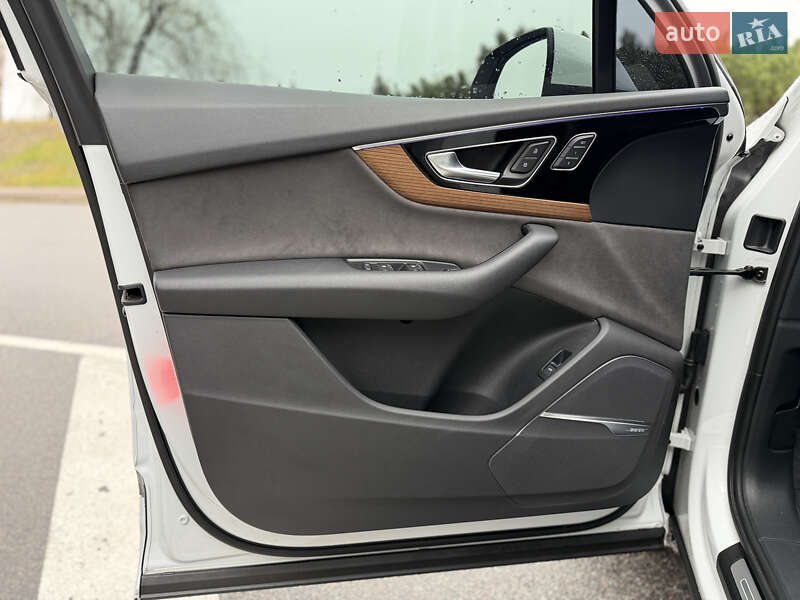 Позашляховик / Кросовер Audi Q7 2016 в Києві