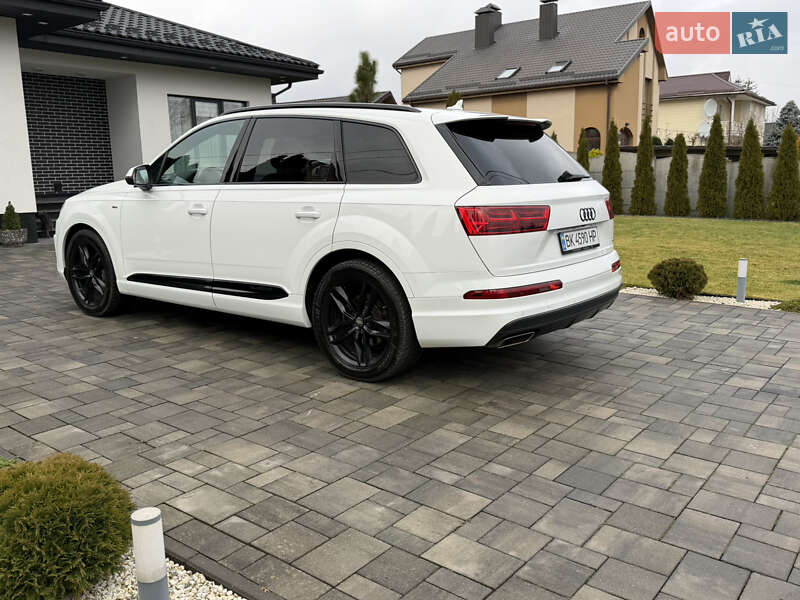 Позашляховик / Кросовер Audi Q7 2017 в Рівному
