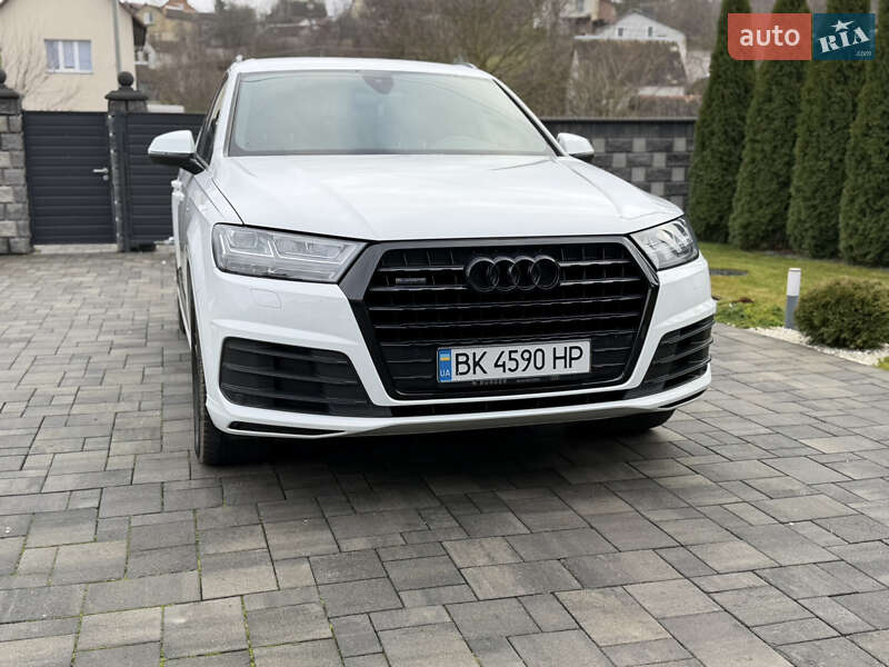 Позашляховик / Кросовер Audi Q7 2017 в Рівному