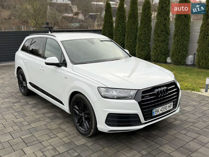 Позашляховик / Кросовер Audi Q7 2017 в Рівному