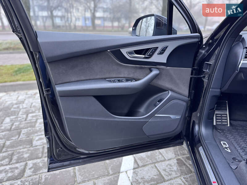 Внедорожник / Кроссовер Audi Q7 2017 в Ровно