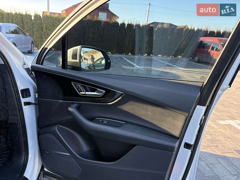 Позашляховик / Кросовер Audi Q7 2015 в Луцьку