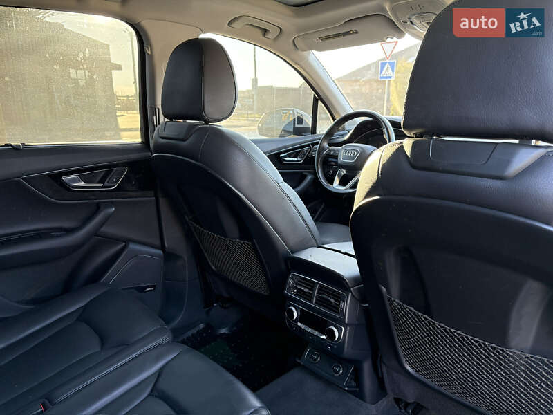 Позашляховик / Кросовер Audi Q7 2015 в Луцьку