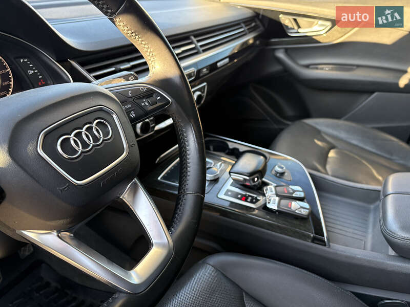 Позашляховик / Кросовер Audi Q7 2015 в Луцьку