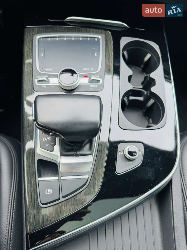 Позашляховик / Кросовер Audi Q7 2017 в Стрию