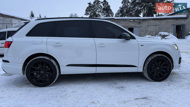 Внедорожник / Кроссовер Audi Q7 2016 в Новояворовске