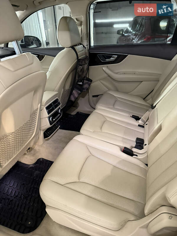 Внедорожник / Кроссовер Audi Q7 2016 в Киеве