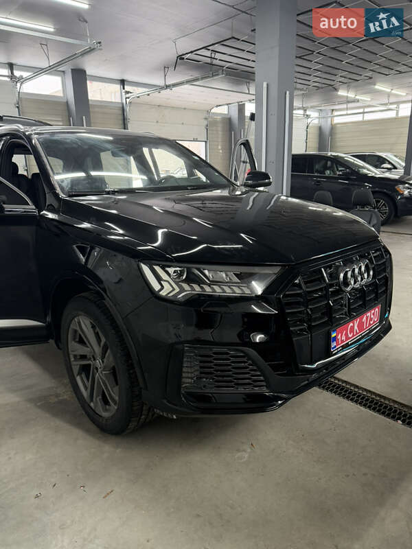 Внедорожник / Кроссовер Audi Q7 2020 в Новояворовске