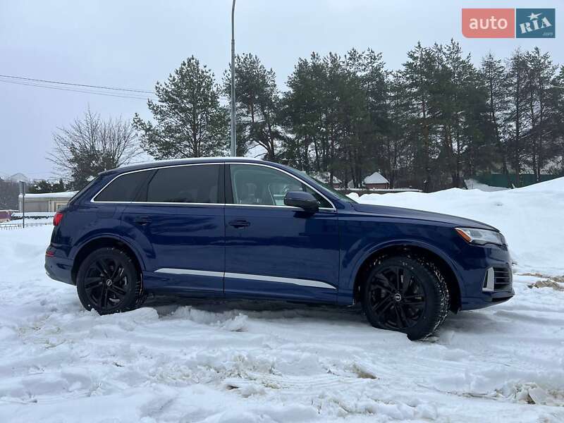 Внедорожник / Кроссовер Audi Q7 2022 в Новояворовске