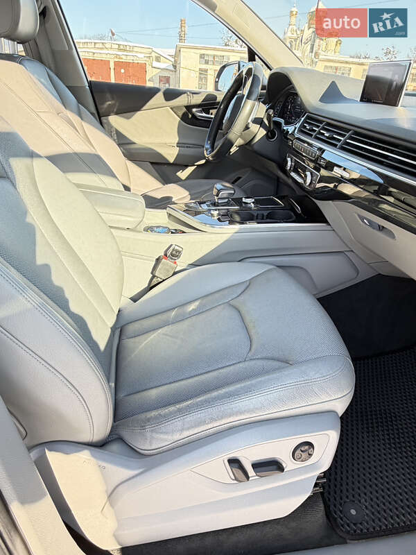Внедорожник / Кроссовер Audi Q7 2016 в Радивилове
