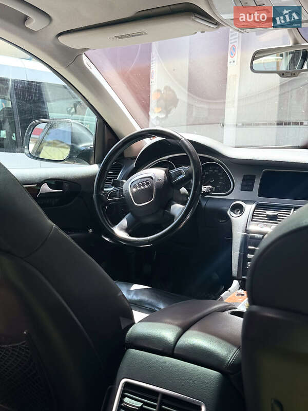Позашляховик / Кросовер Audi Q7 2010 в Тлумачі