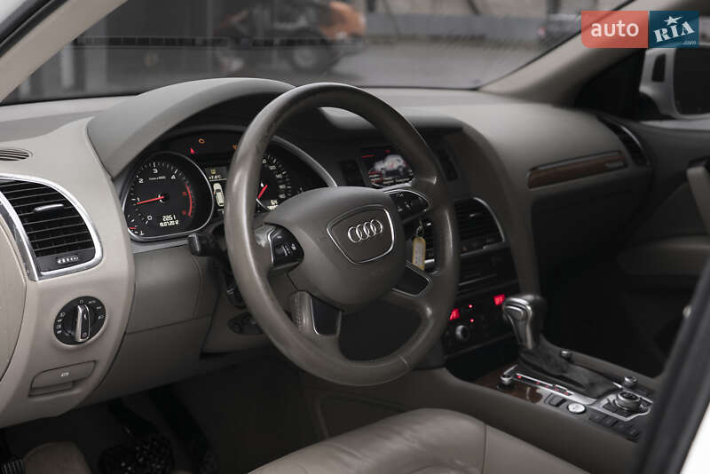 Позашляховик / Кросовер Audi Q7 2013 в Ужгороді