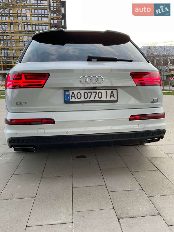 Позашляховик / Кросовер Audi Q7 2015 в Ужгороді