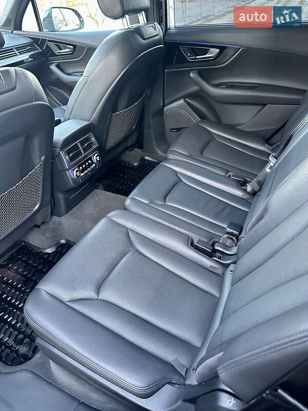 Позашляховик / Кросовер Audi Q7 2016 в Городищеві