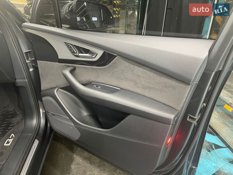 Внедорожник / Кроссовер Audi Q7 2017 в Киеве