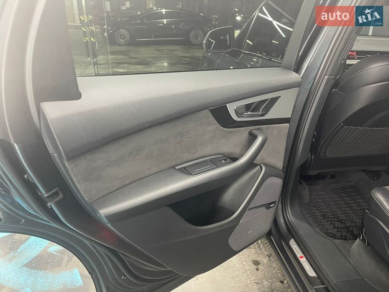 Внедорожник / Кроссовер Audi Q7 2017 в Киеве