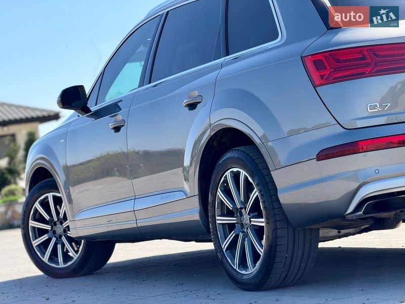 Внедорожник / Кроссовер Audi Q7 2017 в Хусте