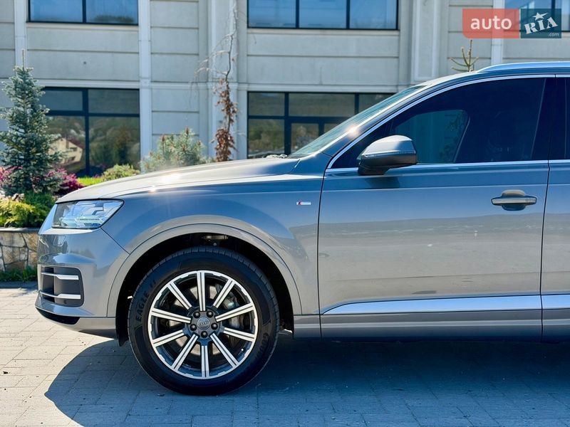 Внедорожник / Кроссовер Audi Q7 2017 в Хусте