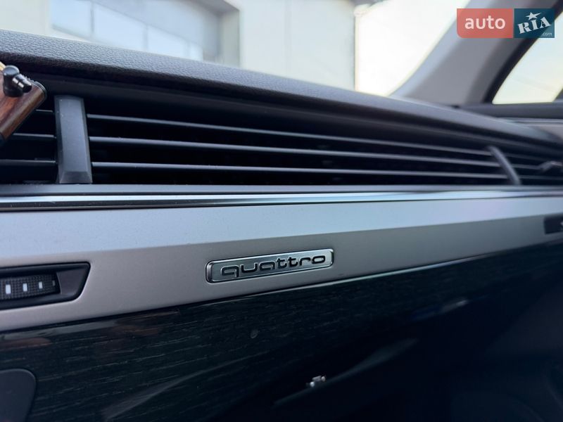 Позашляховик / Кросовер Audi Q7 2016 в Сарнах