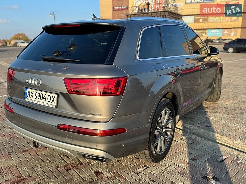 Позашляховик / Кросовер Audi Q7 2015 в Краснограді