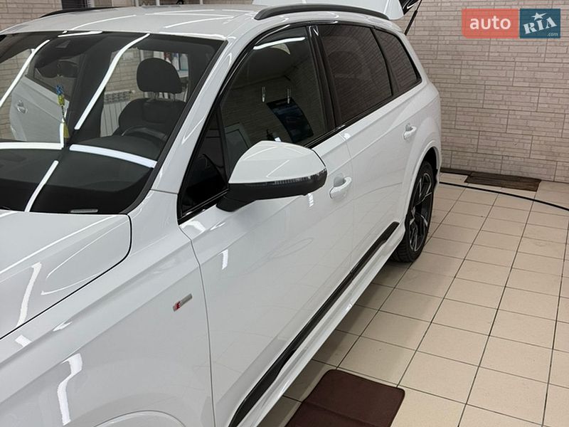 Внедорожник / Кроссовер Audi Q7 2021 в Киеве