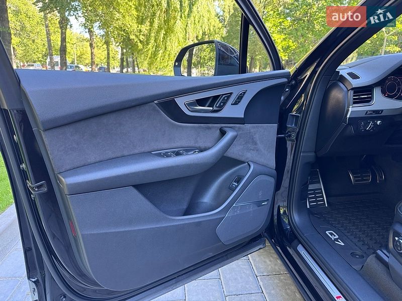 Позашляховик / Кросовер Audi Q7 2017 в Рівному