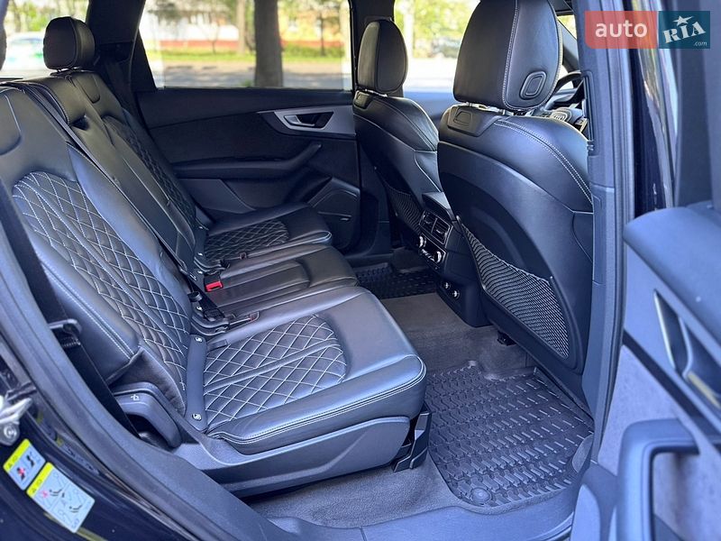 Позашляховик / Кросовер Audi Q7 2017 в Рівному