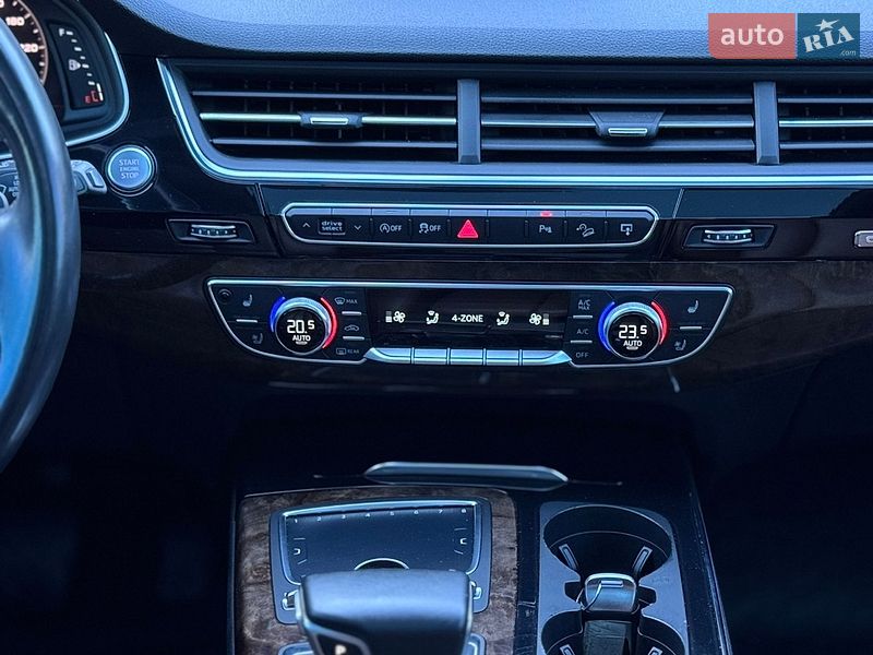Позашляховик / Кросовер Audi Q7 2016 в Сарнах