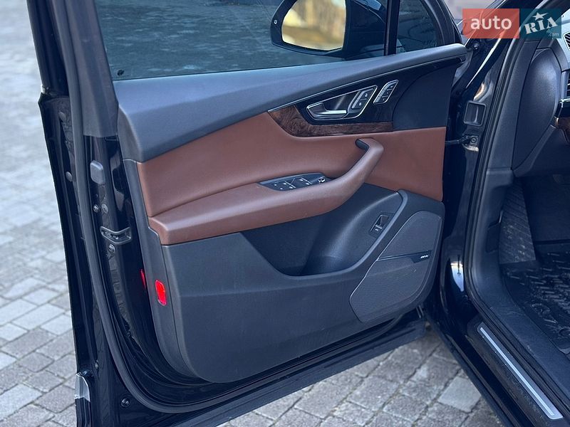 Позашляховик / Кросовер Audi Q7 2016 в Сарнах