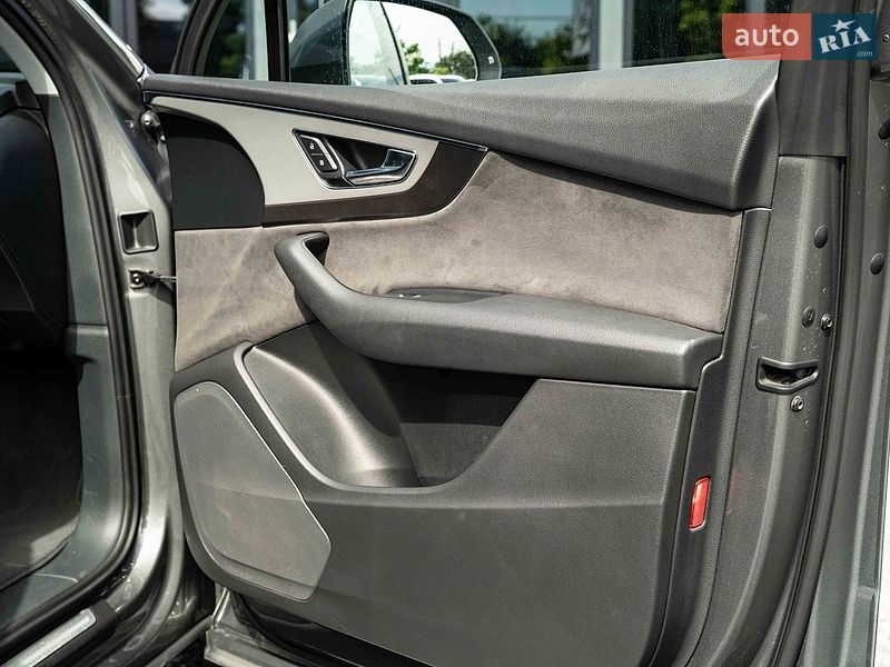 Позашляховик / Кросовер Audi Q7 2016 в Чернівцях