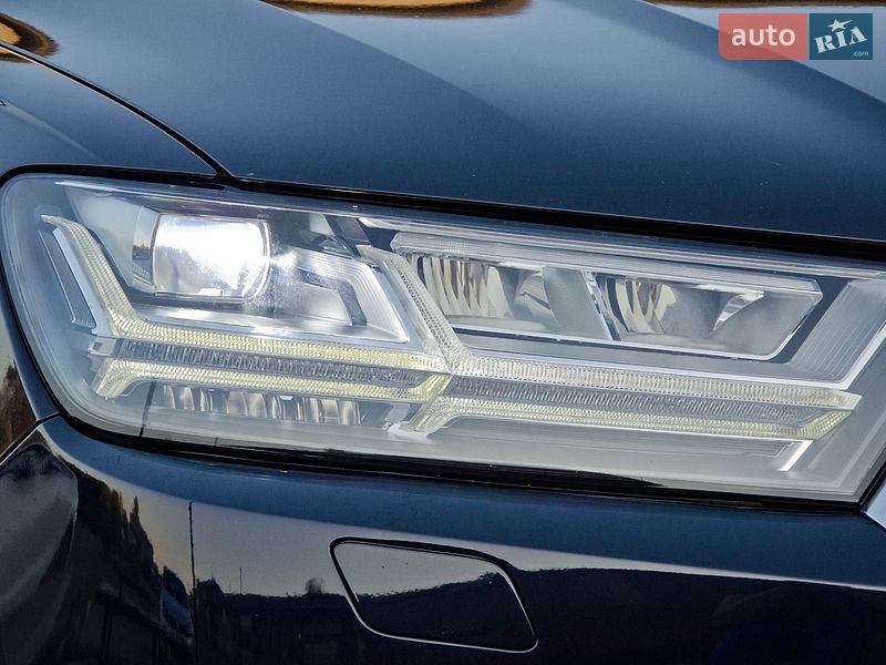 Позашляховик / Кросовер Audi Q7 2016 в Сарнах