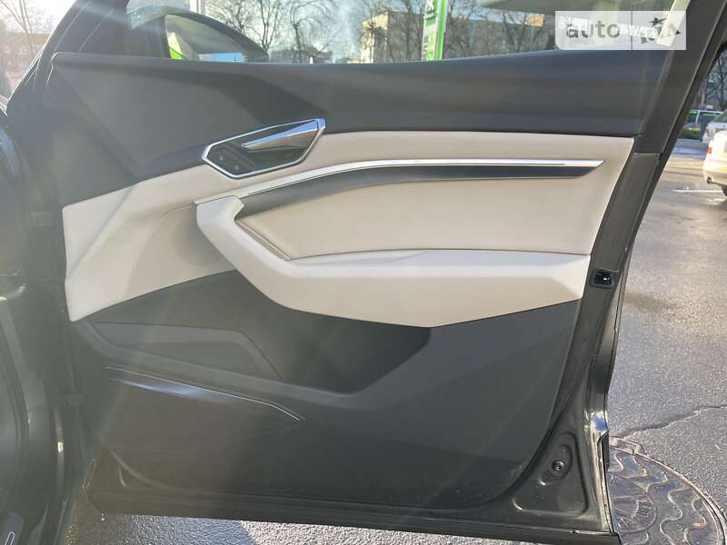 Позашляховик / Кросовер Audi Q8 e-tron 2023 в Хмельницькому