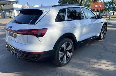 Позашляховик / Кросовер Audi Q8 e-tron 2023 в 
