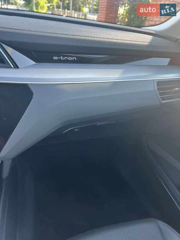 Позашляховик / Кросовер Audi Q8 e-tron 2023 в Дніпрі