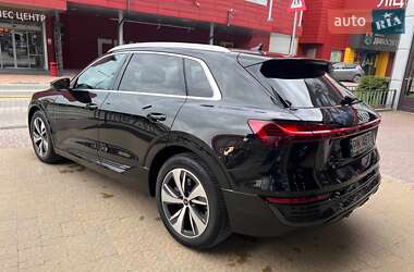 Позашляховик / Кросовер Audi Q8 e-tron 2023 в 