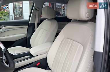 Позашляховик / Кросовер Audi Q8 e-tron 2023 в 