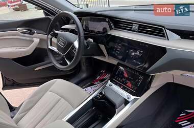 Позашляховик / Кросовер Audi Q8 e-tron 2023 в 