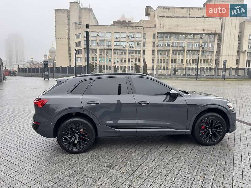 Позашляховик / Кросовер Audi Q8 e-tron 2023 в Києві