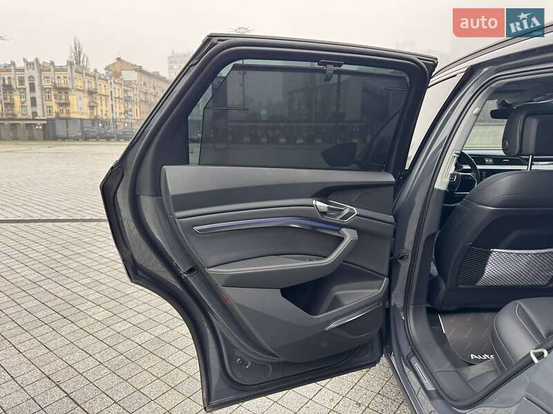 Позашляховик / Кросовер Audi Q8 e-tron 2023 в Києві