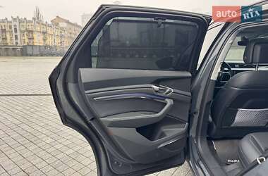 Позашляховик / Кросовер Audi Q8 e-tron 2023 в 
