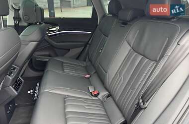 Позашляховик / Кросовер Audi Q8 e-tron 2023 в 
