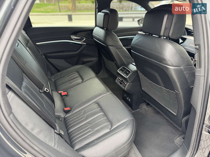 Позашляховик / Кросовер Audi Q8 e-tron 2023 в Львові