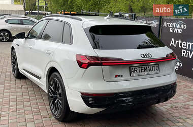 Позашляховик / Кросовер Audi Q8 e-tron 2024 в 