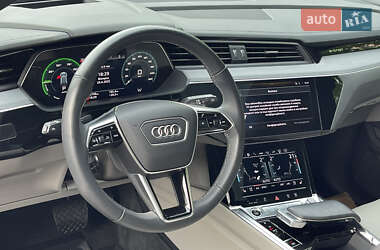 Позашляховик / Кросовер Audi Q8 e-tron 2024 в 